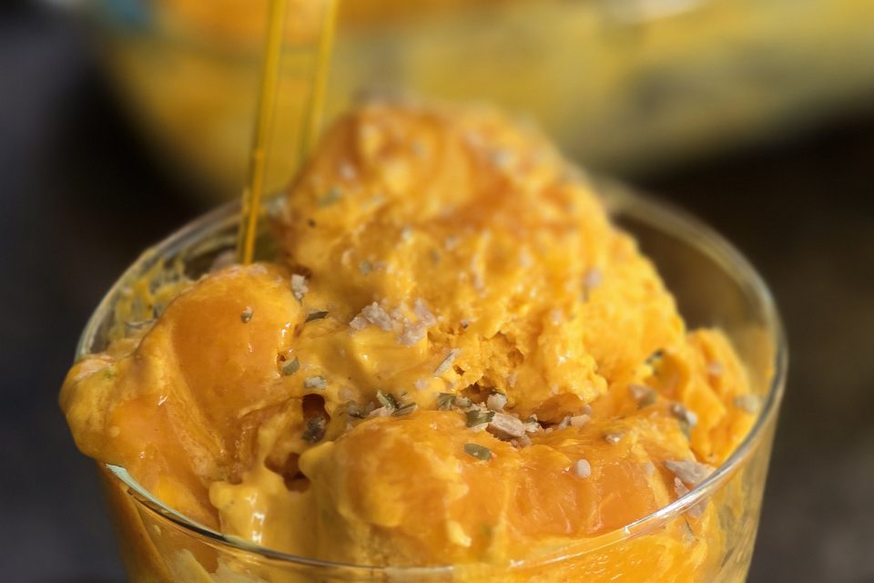 Mango ripple frozen yoghurt