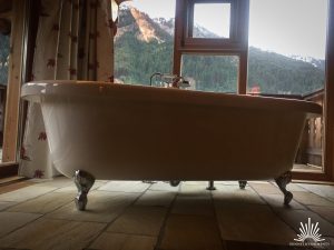 freistehende Badewanne im Chalet Grand Flüh im Schlafzimmer