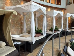 sunnylifemoments_arosa_kitzbühel_tirol_bergwelt_wellness_auszeit_a_rosa_pool_zeitzuzweit