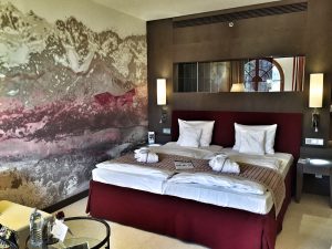 sunnylifemoments_arosa_kitzbühel_tirol_bergwelt_wellness_auszeit_a_rosa_pool_zimmer