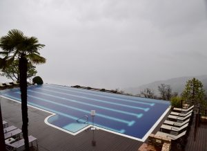 sunnylifemoments_lefay_resort_lefayresort_gardasee_lakegardasee_auszeit_wellness_infinitpool_berge_clouds