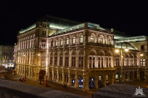 Oper in Wien bei Nacht