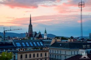 Dachterasse Wien zur Dämmerung