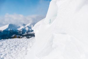 Schneeverwehung am Wanderweg