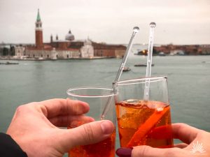 Aperol Spritz über Venedigs Dächer