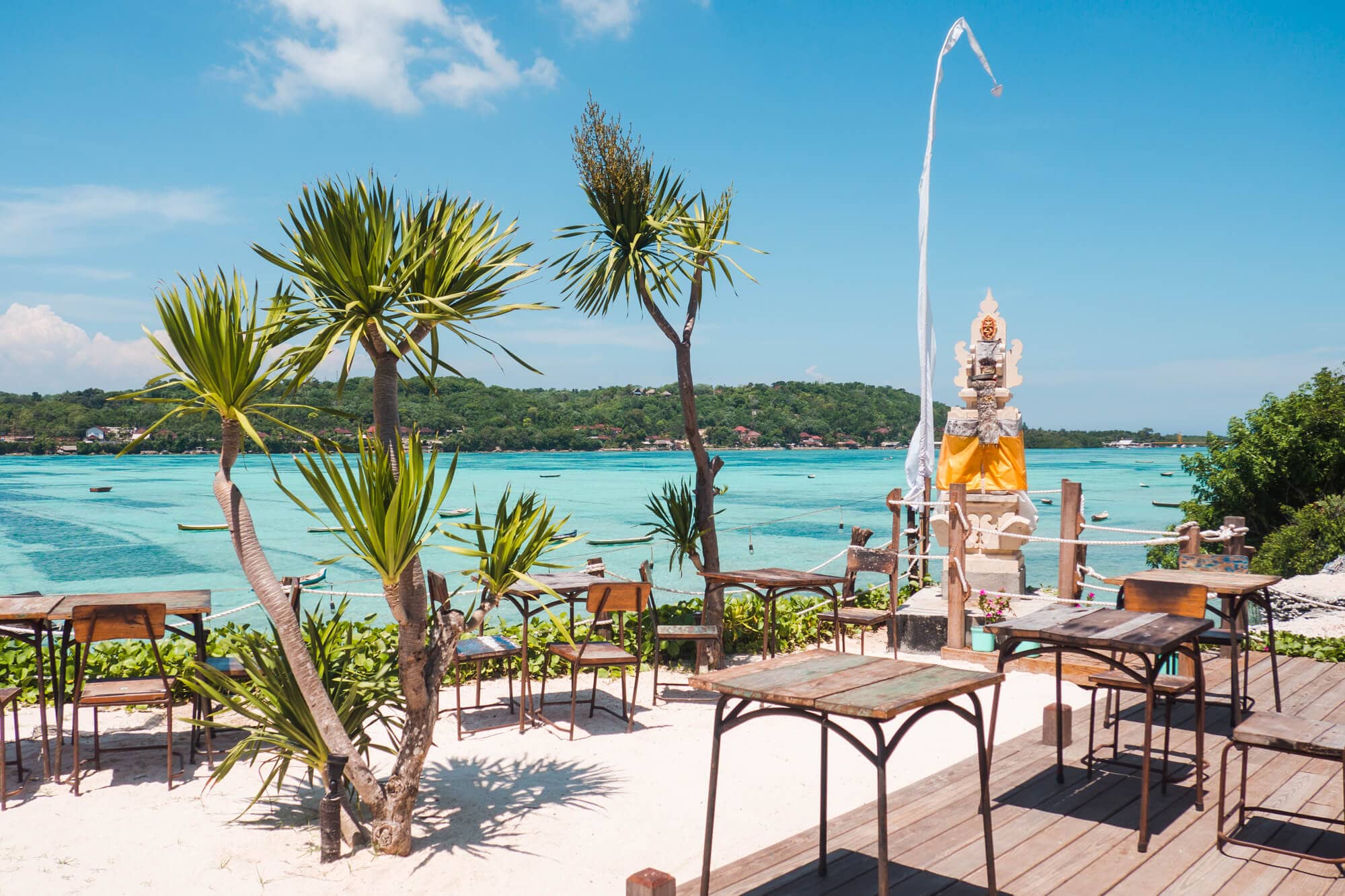 The picturesque restaurant at Le Pirate Beach Club overlooking the shallow turquoise lagoon between Nusa Ceningan and Lembongan.