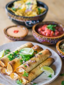 Baked creamy taquitos with chipotle mayo, salsa and guacamole - Easy recipe