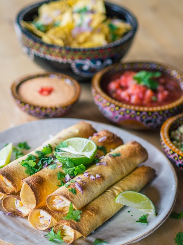 Oven baked creamy taquitos with chipotle mayo, salsa and guacamole - Easy recipe