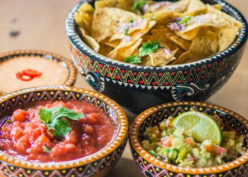 Baked creamy taquitos with chipotle mayo, salsa and guacamole - Easy recipe