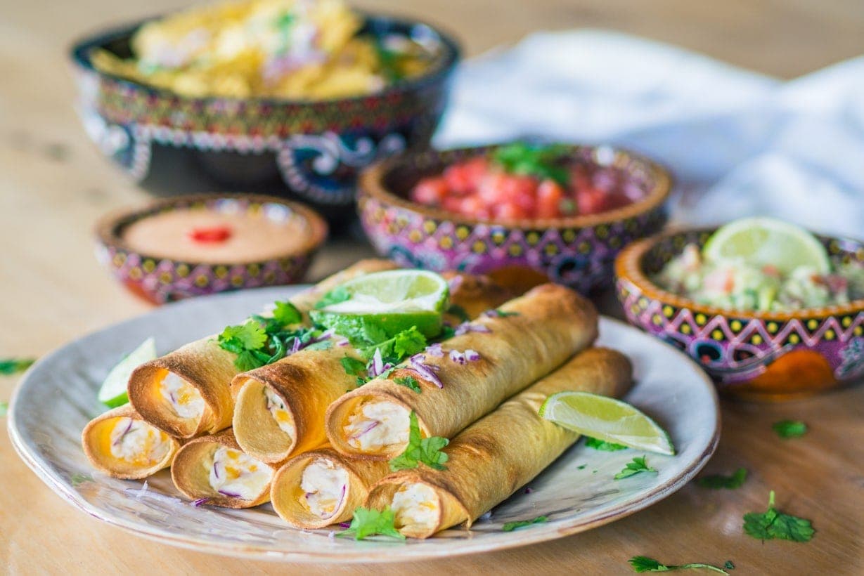 Baked creamy taquitos with chipotle mayo, salsa and guacamole - Easy recipe