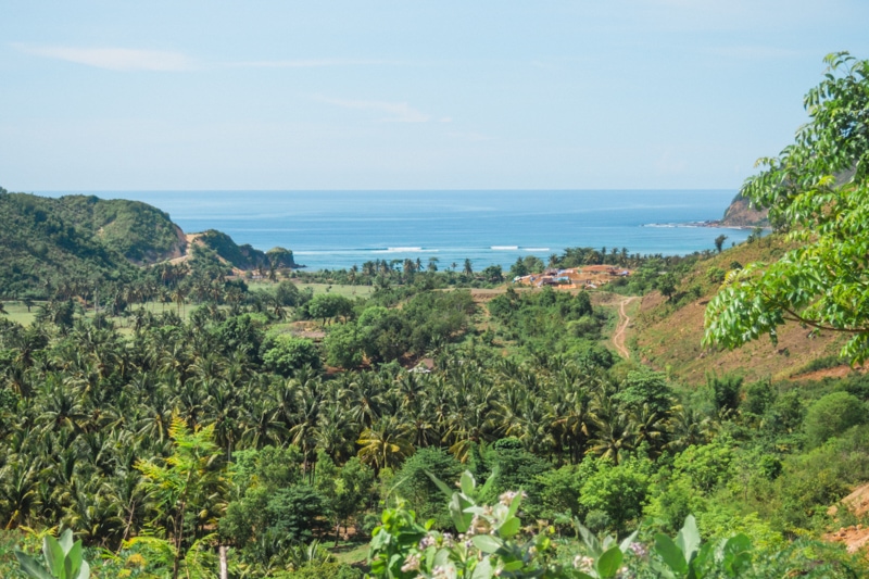 How to experience the incredible south coast of Lombok on a budget - Spectacular views driving