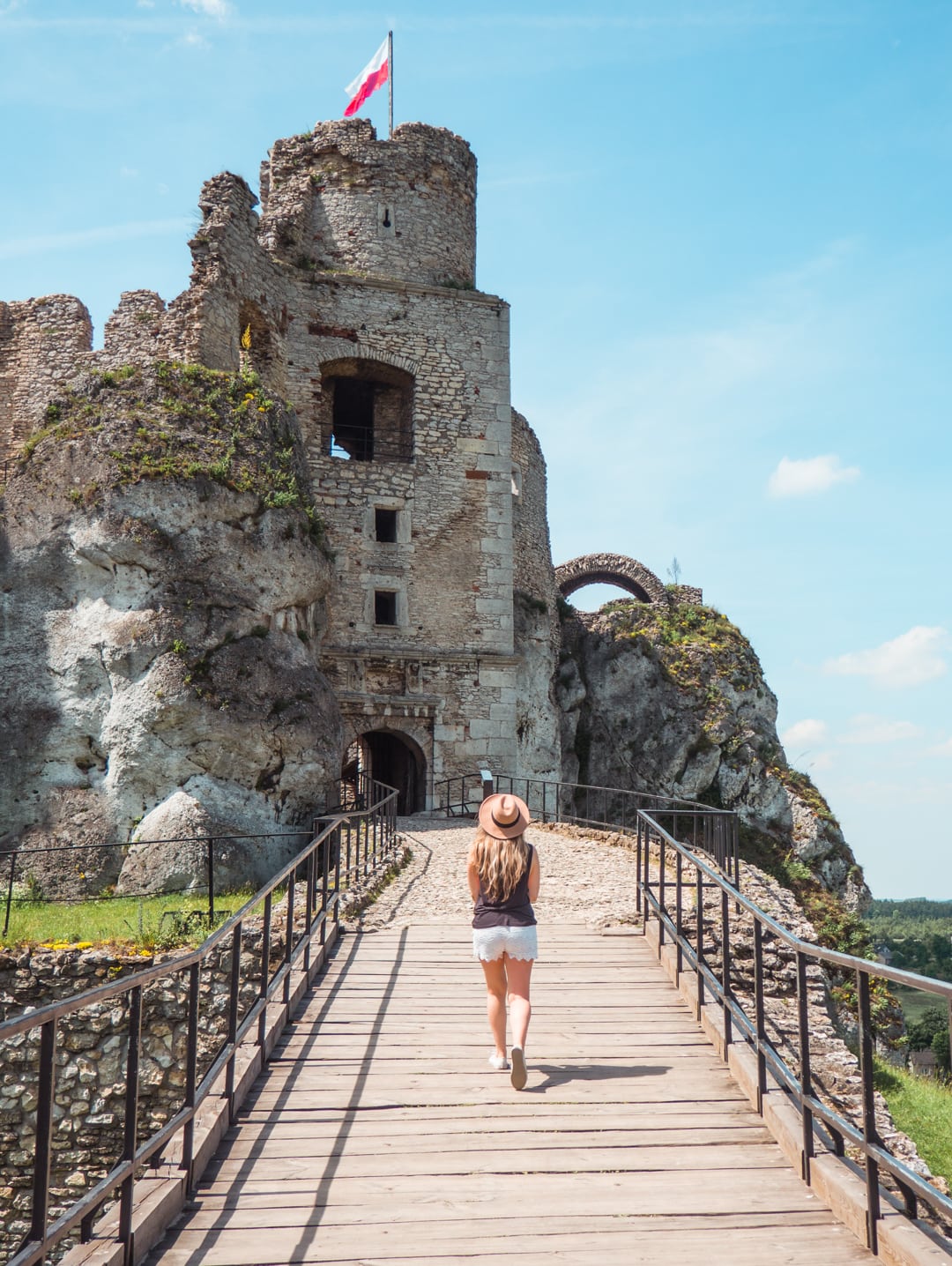 7 reasons why you need to visit Poland now - Ogrodzieniec Castle limestone formations