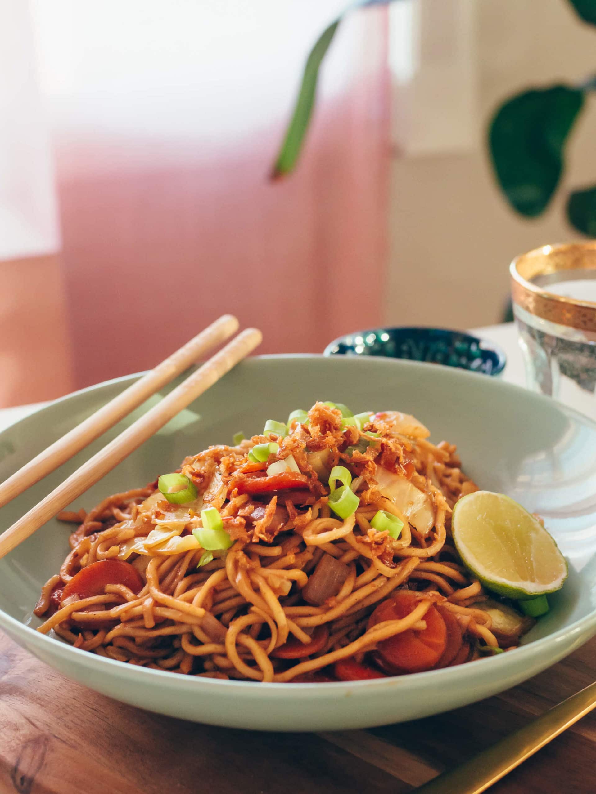 Click through for a quick and easy Indonesian fried noodle recipe (Mie Goreng)