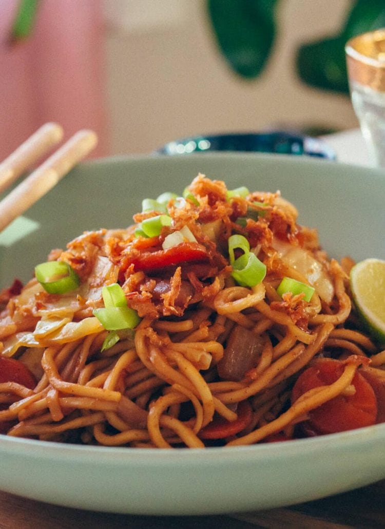 Easy Indonesian Mie Goreng Recipe (vegetarian fried noodles)