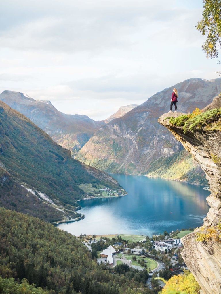 Best places to see and things to do in Norway - The stunning Flydalsjuvet viewpoint in Geiranger #bucketlist #travelinspo #norway #geiranger