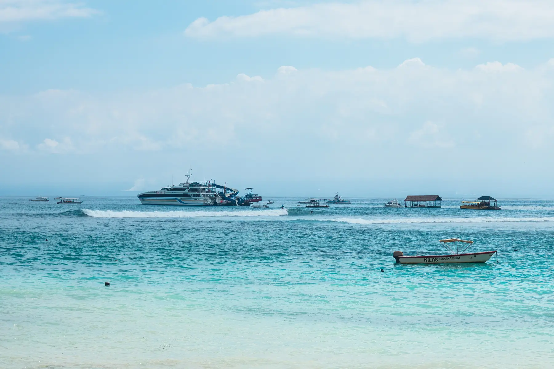 Playgrounds on Nusa Lembongan with catamarans and pontoons in the background, one of the best waves to surf on Nusa Lembongan.