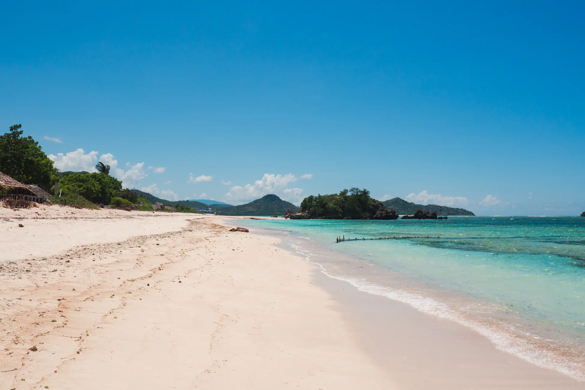 White deserted beach and turquoise ocean in Kertasari - Indonesia vs. Thailand best beaches