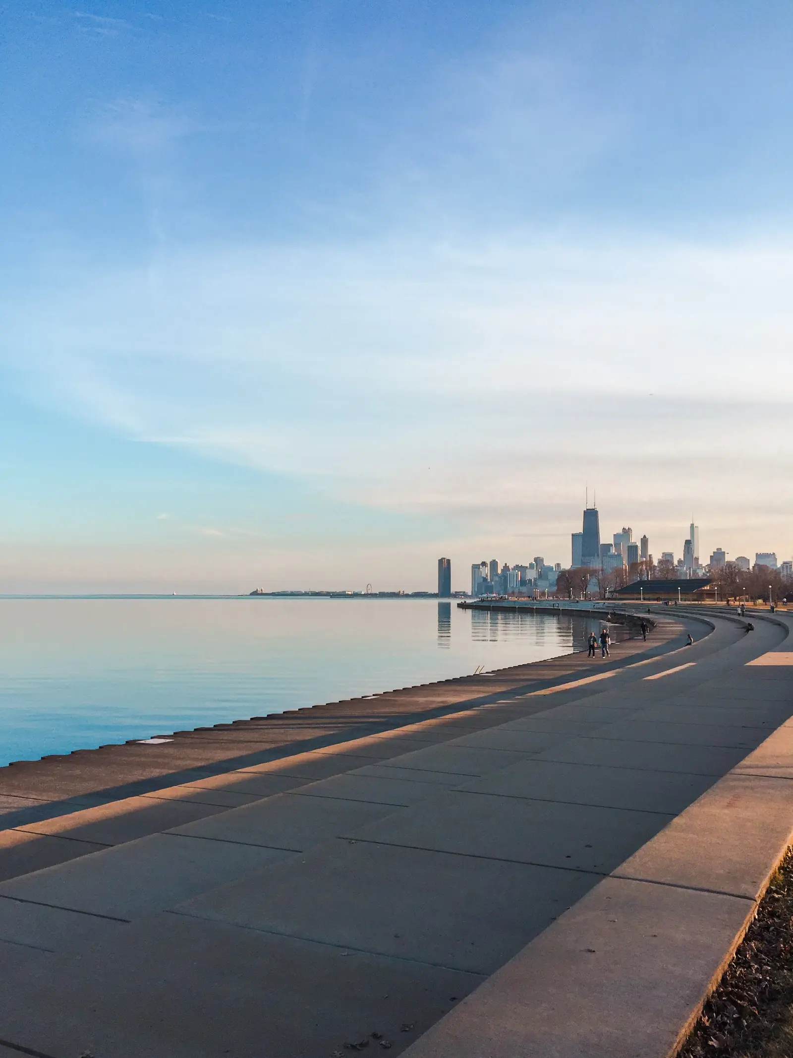 Go for a stroll on the Lakefront Trail with the skyscrapers of Downtown in the background at sunset, one of the top things to do in Chicago on a weekend.