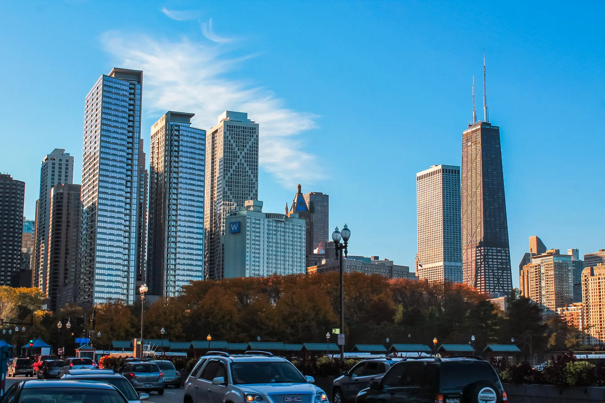 Cars driving in front of the skyscrapers of Downtown, the perfect place to stay during your weekend in Chicago.