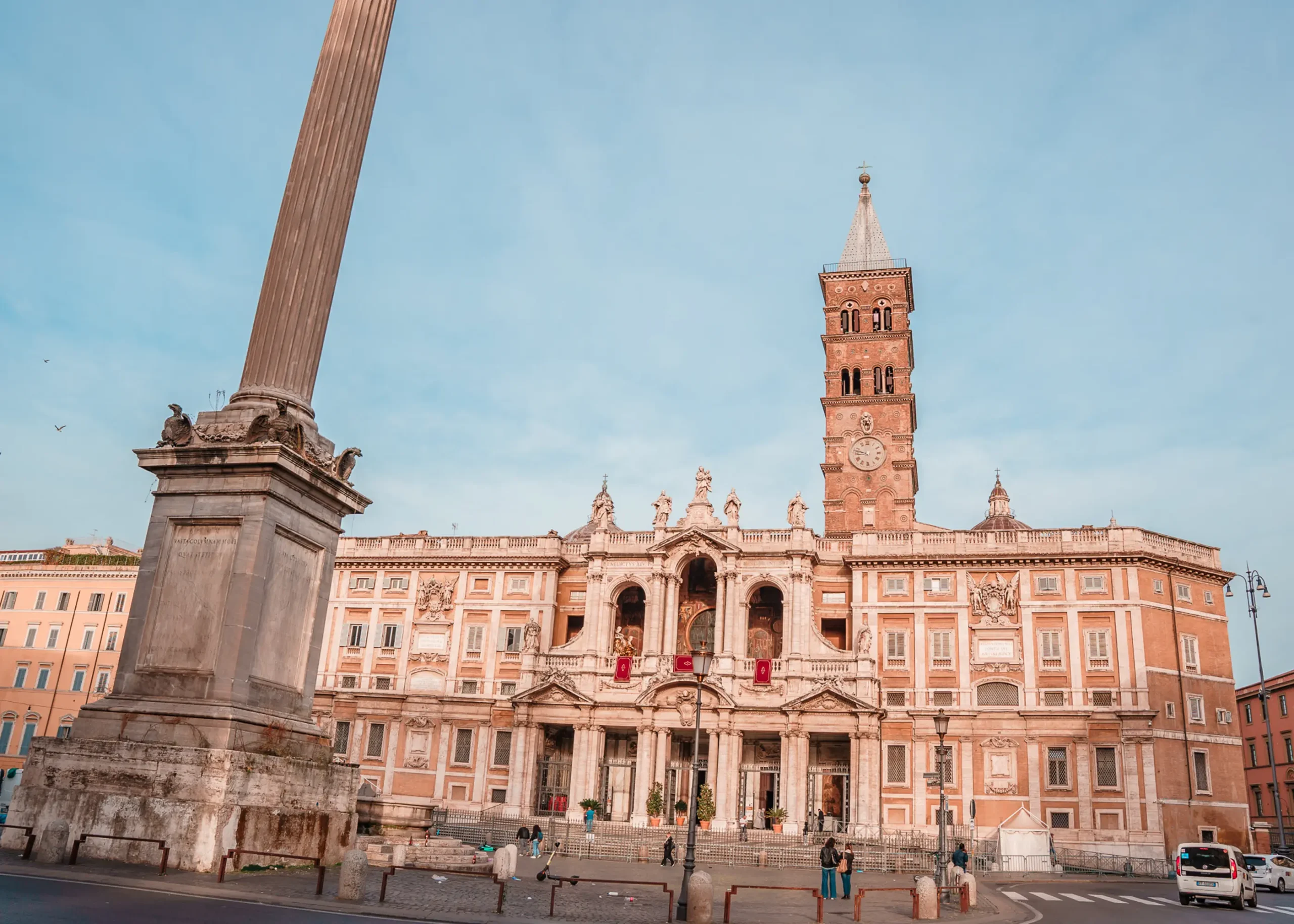A large monument and grand old building in Piazza di Santa Mari Maggiore in Tremini, one of the most affordable areas to stay in Rome.