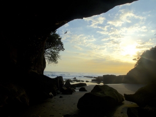 bat cave in balian beach bali 1024x768 320x240 - Eine Reise mit Freunden