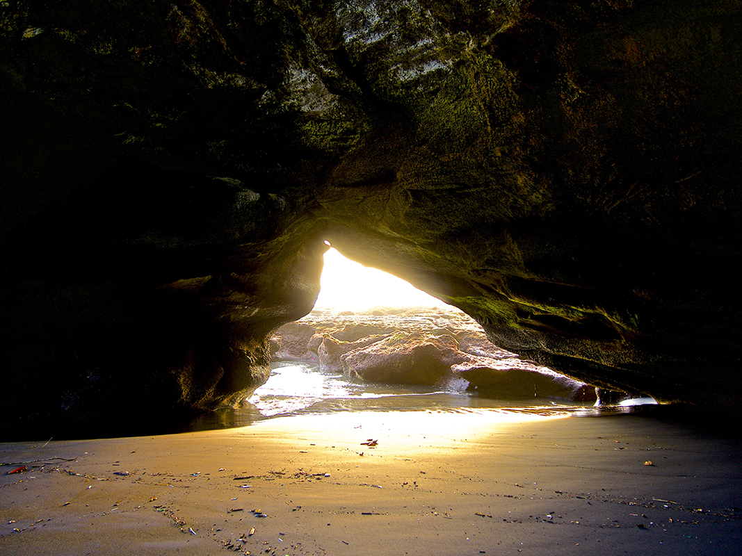 cave in balian beach bali - Eine Reise mit Freunden
