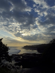 clouds in the sunset ob balian beach in bali 1 768x1024 320x240 - Eine Reise mit Freunden