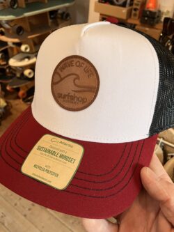 Surfshop Hornbæk Cap (White/Burgudy/Black)