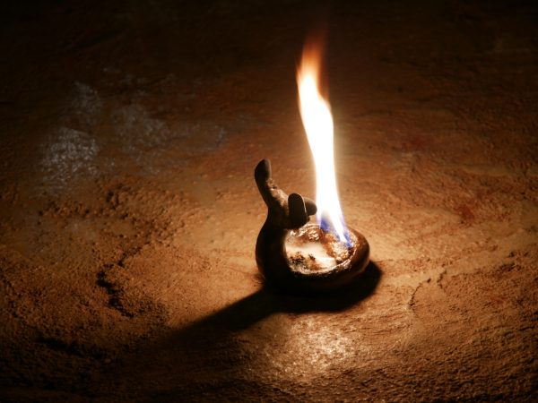 Feuer machen in der Steinzeithöhle