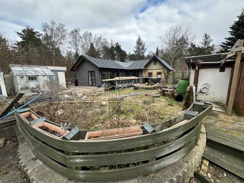 Birgittes sommerhusgrund gårdhaven februar 2023