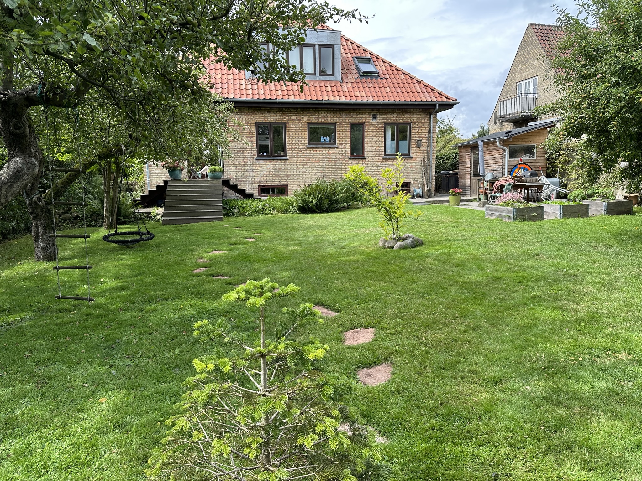 Villahaven i Vanløse august 2023 med trædesten i græsset