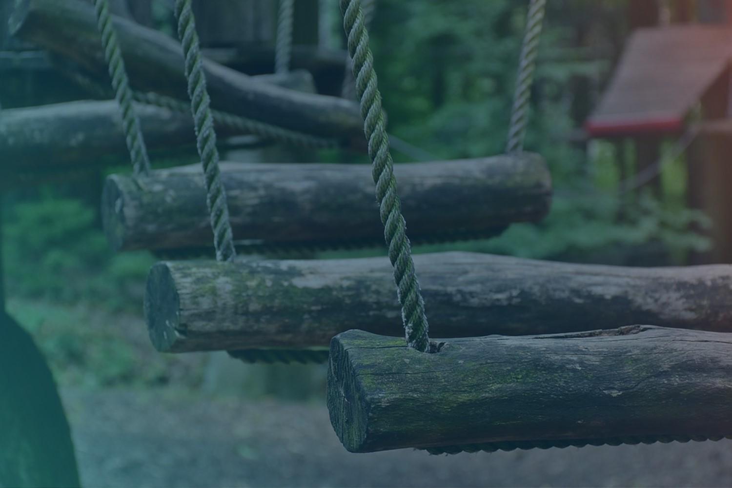 Photo of a wooden suspension bridge that symbolizes the sustainability of the iteration steps of agile software development.