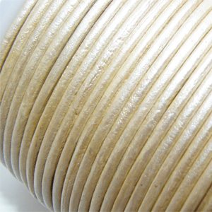 Äkta lädersnöre metallic ”Cream” 2 mm