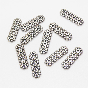 Antiksilverfärgade delare med 4 hål 13,5×4,5 mm