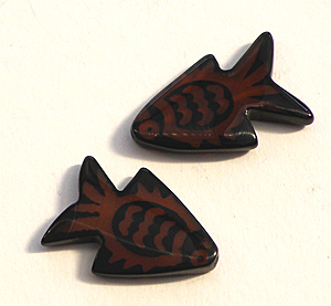 Färgad agat svart och röd fiskhänge ca 28×40 mm