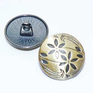 Bronsfärgad rund knapp med blommönster 17 mm