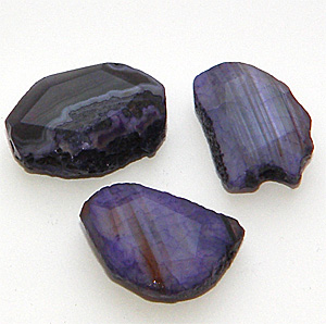 Färgad lila krackelerad agat facetterad platta ca 30×22 mm