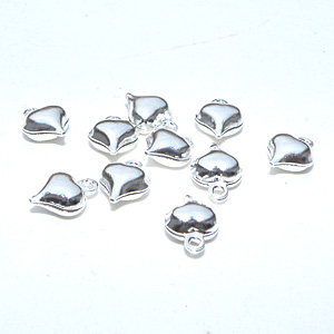 Silverfärgad liten hjärtberlock 6 mm