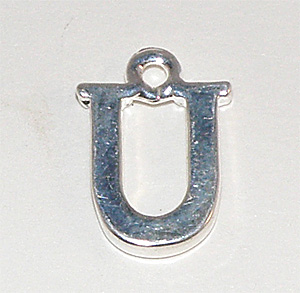 Silverfärgad bokstavsberlock U 15×10 mm