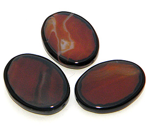 Svartkantad röd agat slät oval 40×30 mm