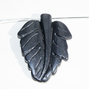 Syntetisk turkos löv svart 61×39 mm