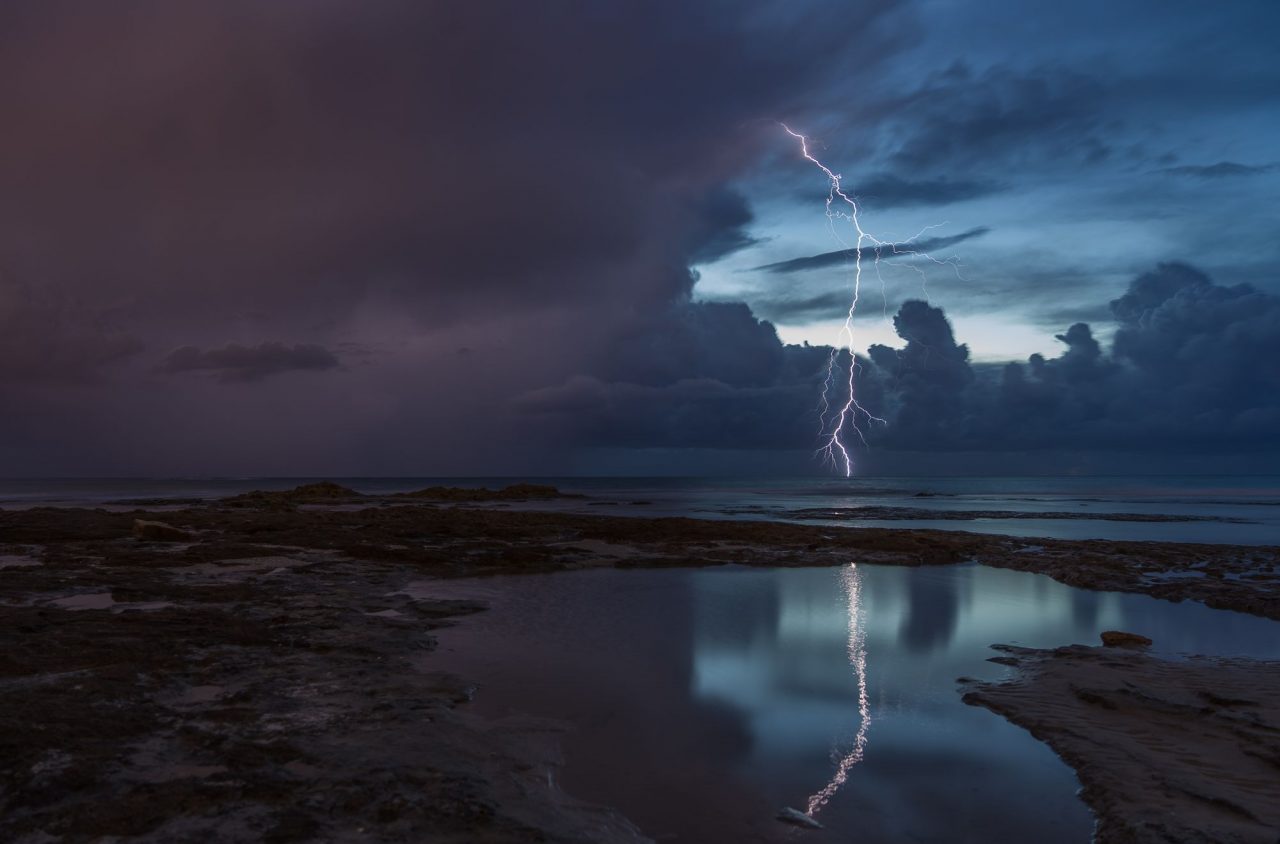 EMS Europhotometeo 2019. Här ”Storm is coming”, Pavel Bernshtam, Palmachim beach, Israel, 23/11 2018.