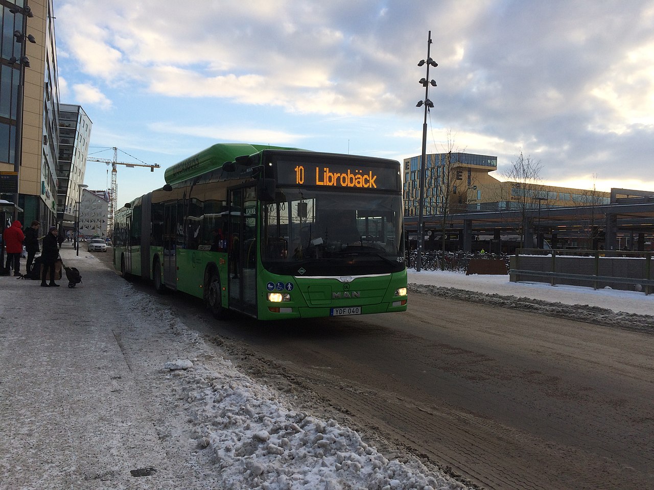 En modern MAN Lion's City CNG ledbuss på linje 10 mot Librobäck vid Centralstationen på nya linjenätet.