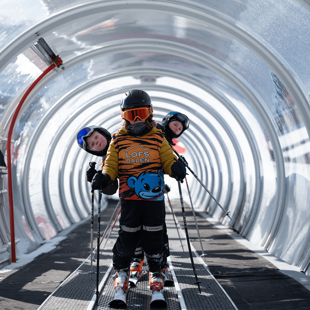 En familie på ski i Sverige under deres skiferie