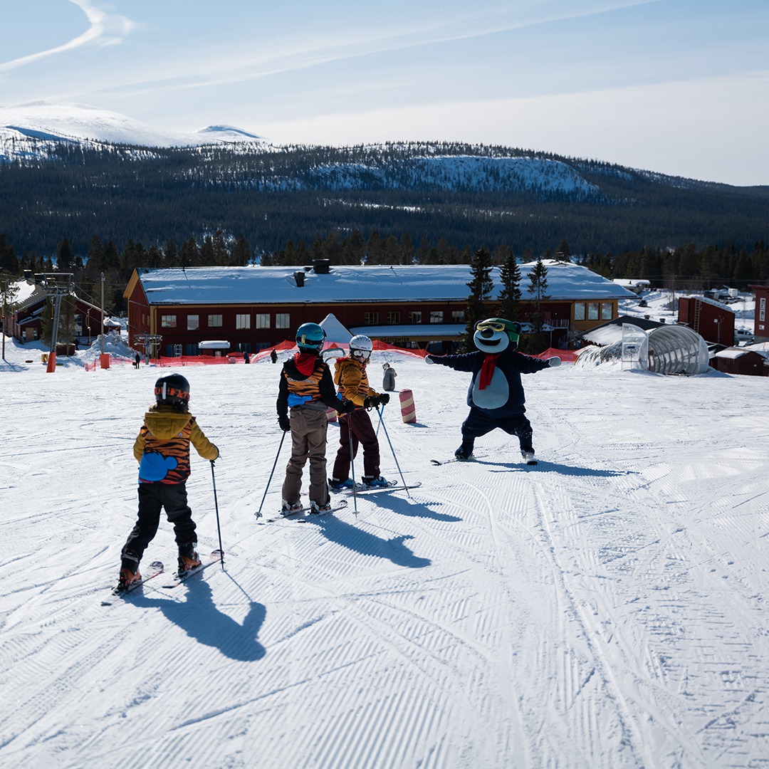 En familie på ski i Sverige under deres skiferie