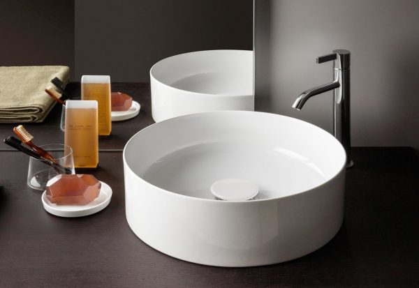 SVGVVS. Installera en snygg tvättskål istället för ett vanligt handfat i badrummet. Kartell Saphirkeramik Ø 420 mm är en rund tvättskål som monteras på bänkskiva.
