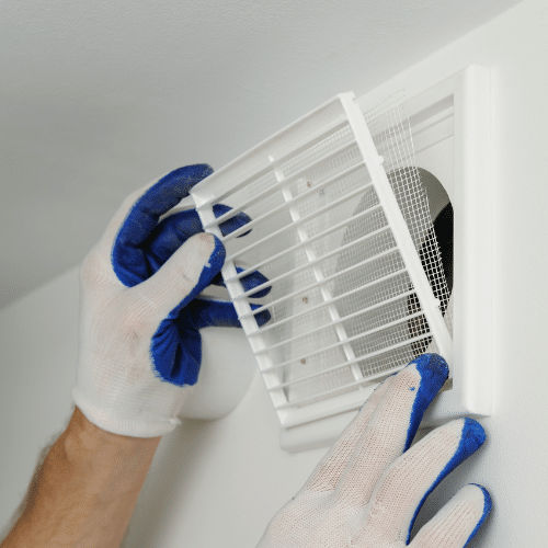 Rörmokare installerar ventilation