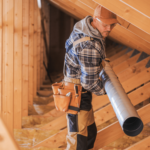 rörmokare installerar ventilations rör på loftet