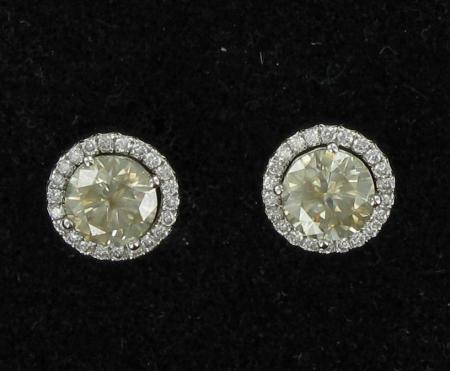 Ett par örhängen vitguld med diamanter ca 2. 1.40 LY-VS samt 40. 0,01ct ca  TW, 18K Vikt. 5,1 g 21000 kr · SWEAUCTION