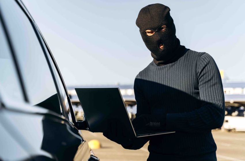 ملثمون يوقفون سيارة ويُجبرون السائق على تحويل مبلغ لهم